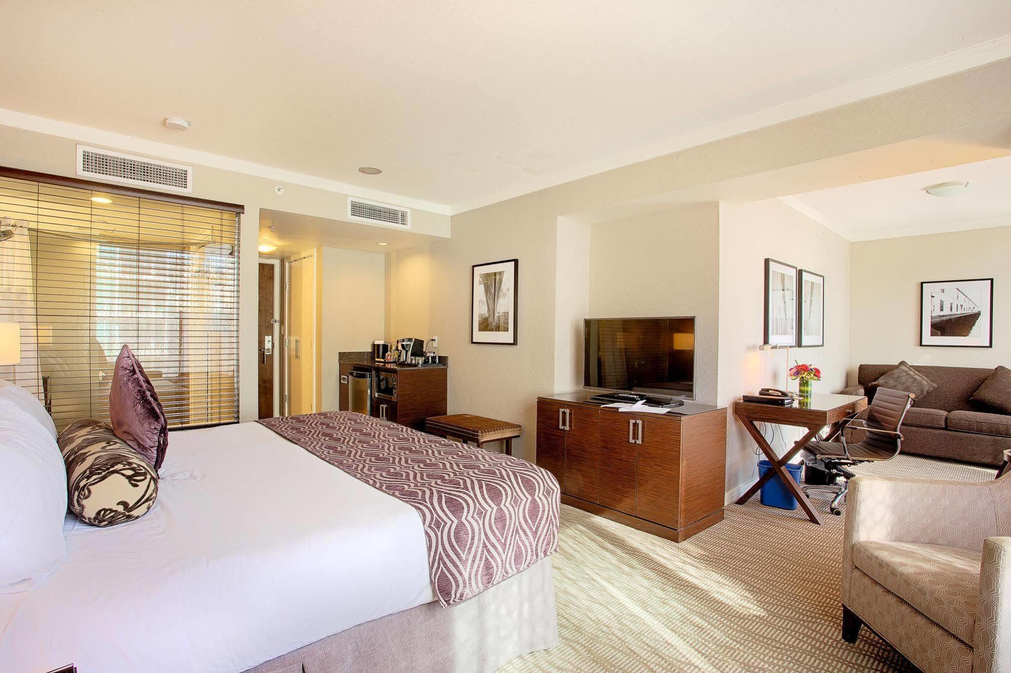 Hotel Pinnacle At The Pier North Vancouver