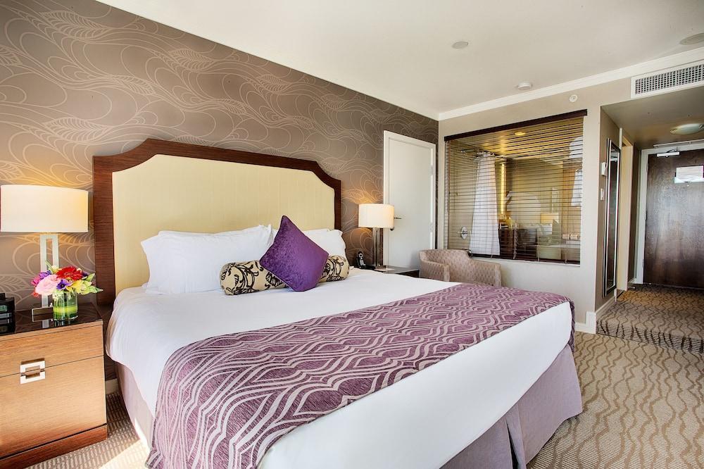 Pinnacle At The Pier Hotel